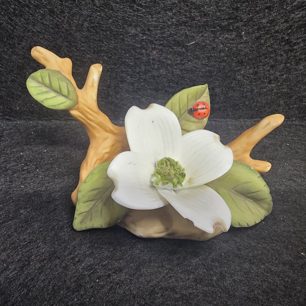White Dogwood Flower Ladybug Porcelain. 1985 Geo Z Lefton. 4.5x2.5x2.5 In.